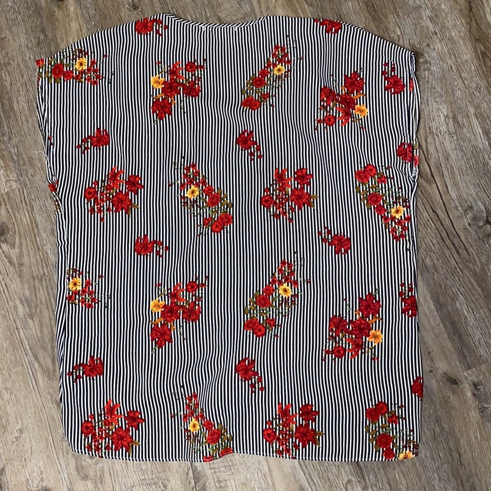 Short sleeve button down - Picture 3 of 8